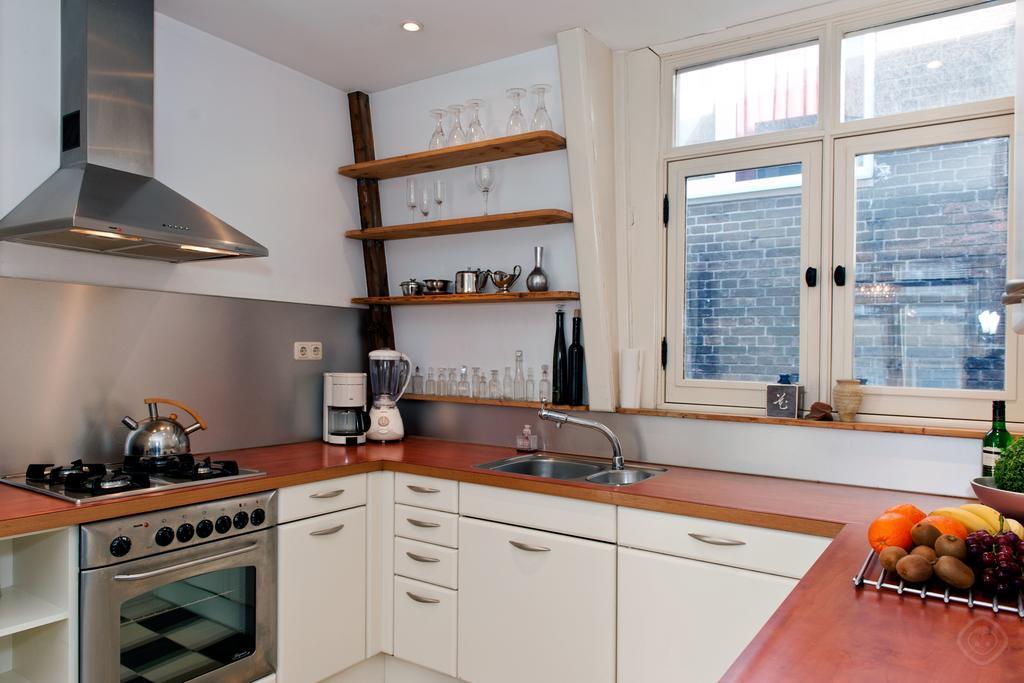 Canal Holiday Apartment Amsterdam Rum bild